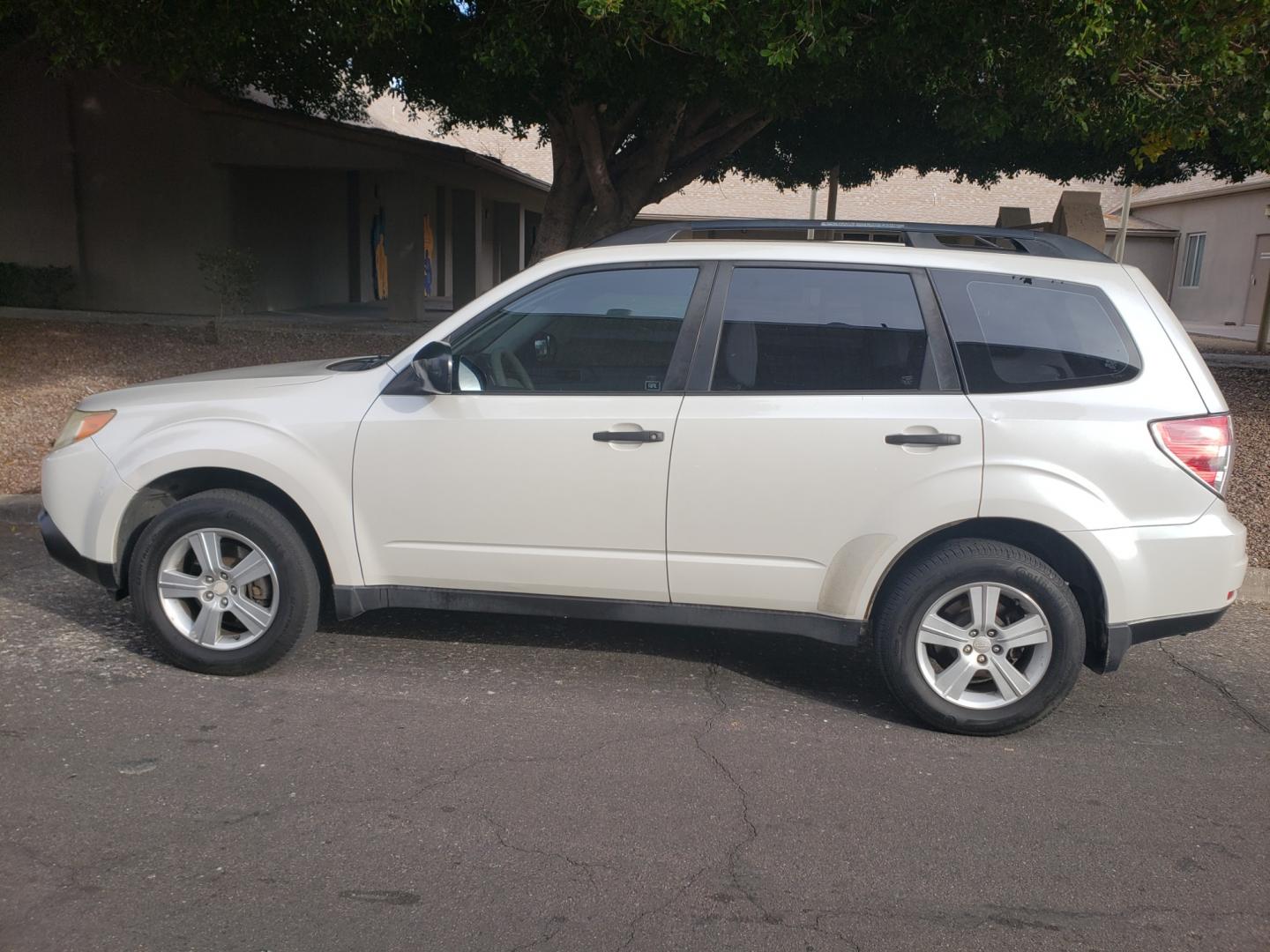 2010 WHITE /gray Subaru Forester (JF2SH6BC3AH) with an 2.4L L4 DOHC 16V engine, 5-Speed Automatic transmission, located at 323 E Dunlap Ave., Phoenix, AZ, 85020, (602) 331-9000, 33.567677, -112.069000 - 2010 Subaru Forester,......EXCELLENT condition,.... Ice Cold A/C, Gray interior with lite gray cloth seats in near perfect condition, New brakes, Tune up, Stereo/CD Player, Satellite compatible, This suv is gorgeous inside and out, Incredible gas mileage! Arizona title , Runs and Drives Excellent... - Photo#6